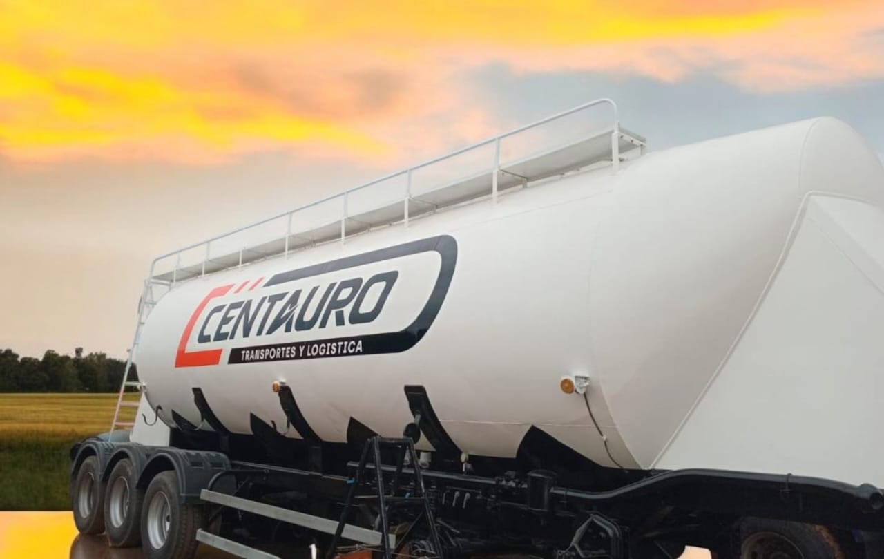 Carreta tolva de triple eje para transporte de cemento a granel Grupo Centauro