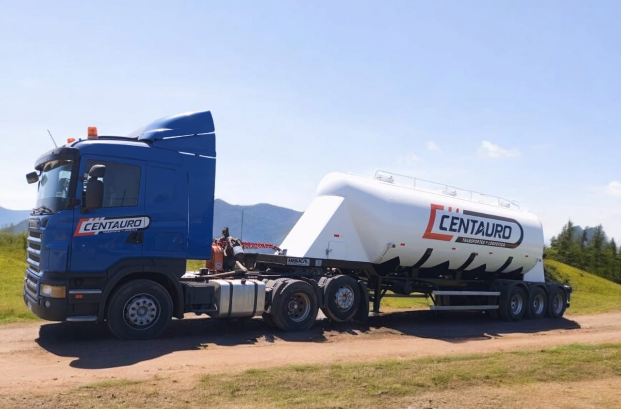Camión con carreta tolva Centauro transportando cemento a granel