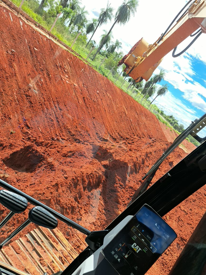 Excavadora CAT de Grupo Centauro trabajando en obra